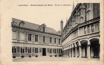 on se trouve ici dans la cour de l'école, avec sur la droite la façade de la chapelle.